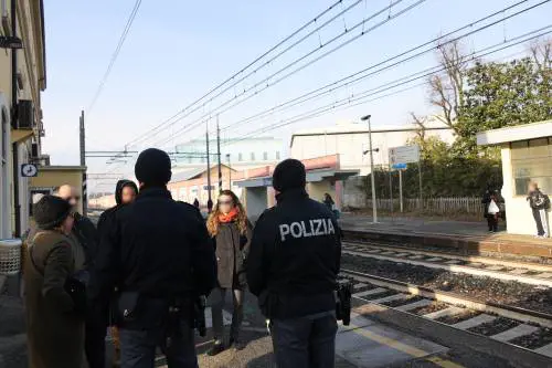I sopralluoghi della polizia alla stazione di Chiari dopo l'incidente ferroviario