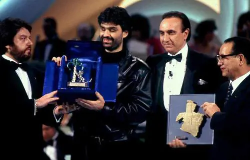 Sanremo, Bocelli e il chiodo: un "mare calmo" da 90milioni di copie