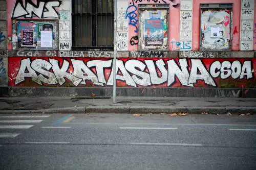 Sinistra in ritirata su Askatasana. Ma fioccano minacce sul preside anti-centro sociale