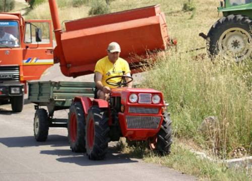Il contadino Tonino in trincea con i trattori
