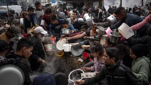 "Gaza muore di fame". Pressing per la tregua