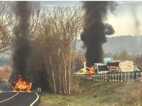 Assalto al portavalori: inferno di fuoco in strada. Colpito uno dei banditi, gravi le guardie giurate