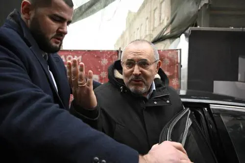 Il candidato anti-guerra sfida Putin (che è pronto a spiare i suoi elettori)
