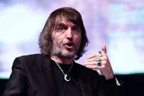 "Ma cosa c'entra l'antifascismo?". Cruciani affonda Amadeus