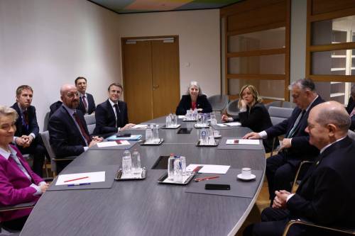 Meloni al Consiglio Ue: consultazioni con Macron, Scholz e Orban