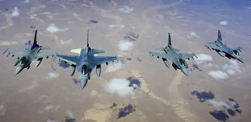 F-16 Fighting Falcon del 55° Expeditionary Fighter Squadron conducono operazioni aeree da qualche parte nei cieli del Medio Oriente. 8 maggio 2022. 