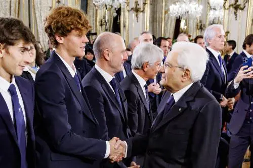 Sinner al Quirinale: "Una vittoria nazionale". E regala una racchetta a Mattarella