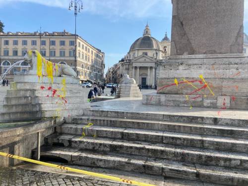 Cancel Culture: imbrattate le statue dei Leoni in Piazza del Popolo a Roma