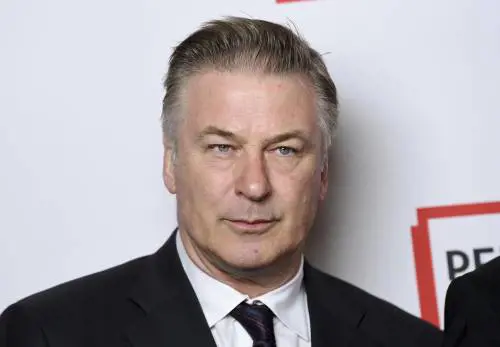Morte sul set, Alec Baldwin si dichiara non colpevole. Ma non si presenta in tribunale