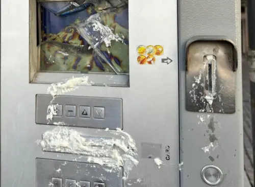 Uno dei parchimetri vandalizzati