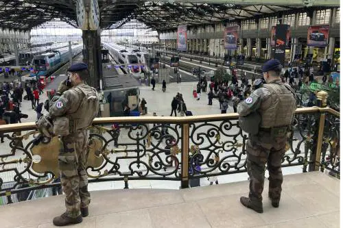 “Incompatibile”. Revocato il fermo dell’aggressore di Parigi