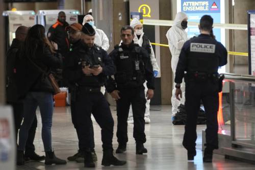 Attacco al coltello alla stazione di Parigi: tre feriti. Fermato un maliano con documenti italiani