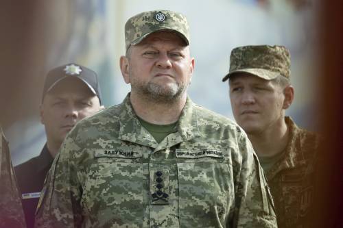 Zelensky licenzia il generale Zaluzhny: "È ora di rinnovare i vertici militari"