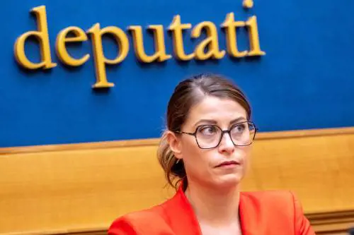 Se la sinistra si indigna pure per i bambini all'Alzabandiera