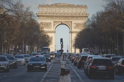 Parigi, passa il referendum sui Suv, tariffe triplicate per i parcheggi