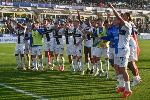 Serie B, Camara regala 3 punti pesantissimi al Parma al 100’, la Cremonese vince il derby ed è seconda