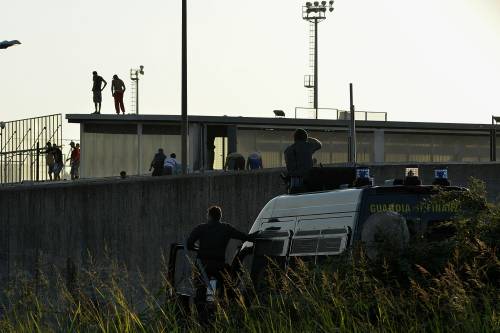 Migrante suicida nel Cpr, esplode la protesta: sassate contro la polizia