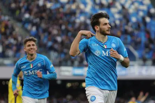Il Napoli ribalta il Verona nel finale: decide una prodezza di Kvara
