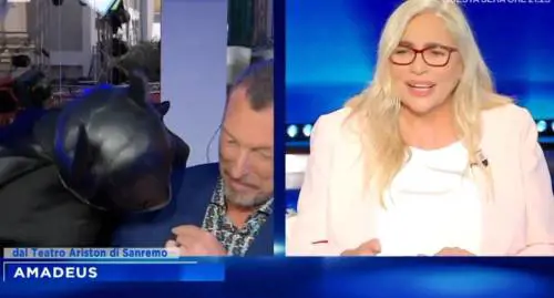 Amadeus assalito in diretta, cosa è successo a Domenica In