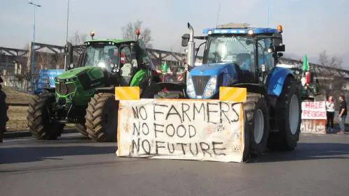 Trattori in presidio contro le politiche Ue