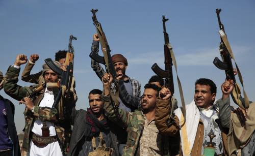 Yemen, gli Houthi: "Usa e Regno Unito ci stanno bombardando"