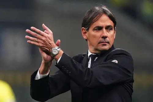 Inter, misteriosa telefonata di Inzaghi e dito medio di Acerbi, la Procura federale apre un’indagine 