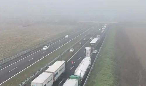 Tamponamenti a catena sulla A22, incidente sulla A1 e due morti sulla A21: autostrade in tilt