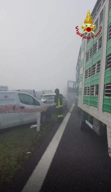 Doppio incidente in A22 e A1, 1 morto e 25 feriti: le immagini dei vigili del fuoco