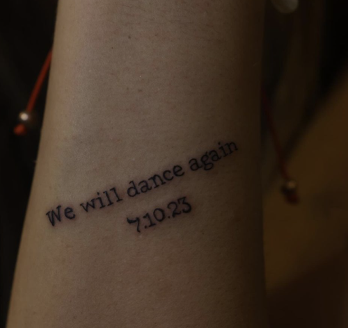 I tatuaggi dei ragazzi per non dimenticare il nuovo Olocausto: "Balleremo ancora"