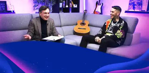Fabio Caressa e Emis Killa commentano dal divano il Festival di Sanremo 