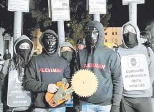 A Carnevale spunta la maschera di Fleximan: in sei travestiti con la motosega in mano