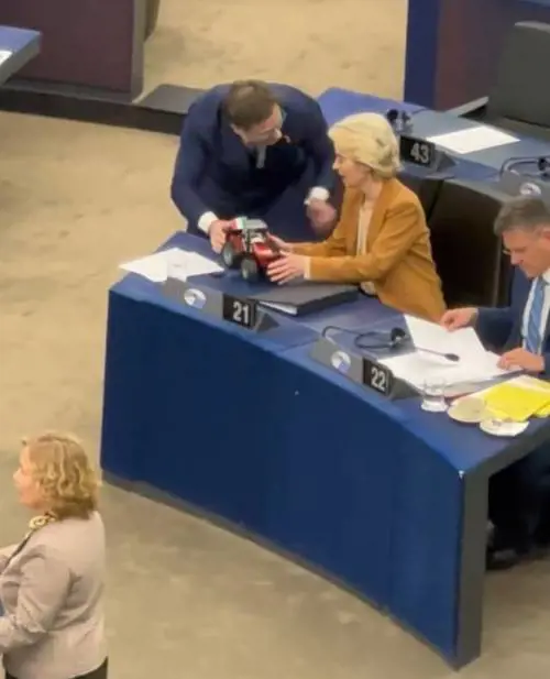 Un trattore giocattolo in regalo alla Von der Leyen