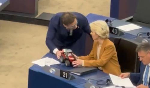 L'eurodeputato della Lega Ciocca regala un trattore a Ursula von der Leyen