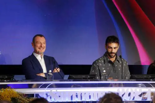 "Siamo antifascisti". Amadeus e Mengoni intonano "Bella ciao" | Il video