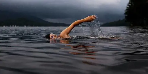 Menopausa, nuotare nell'acqua fredda migliora i sintomi