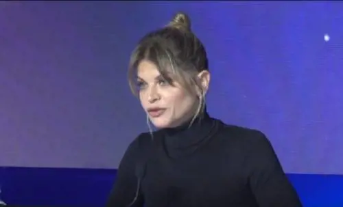 "Travolta dall'odio". Alessandra Amoroso racconta gli ultimi anni in lacrime