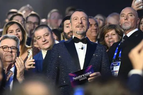 Amadeus guida il coro che intona "Bella ciao"