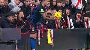 Bufera in Spagna, fallo laterale con molestia. Ocampos: "Tifoso mi ha toccato il sedere..."