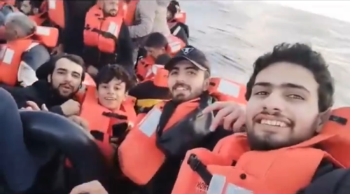 L'Ong, i migranti e lo spot: così i trafficanti promuovono i viaggi verso l'Italia | Il video esclusivo