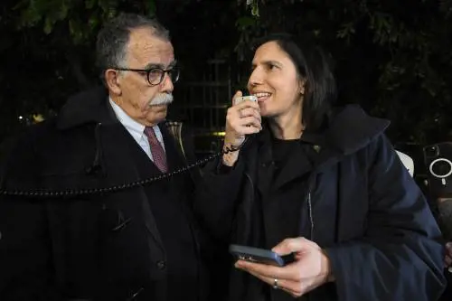 "Dal governo occupazione militare della Rai". Schlein in sit-in contro Meloni