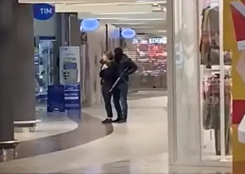 Rapina con kalashnikov e ostaggi: terrore in gioielleria nel Veneto | Video