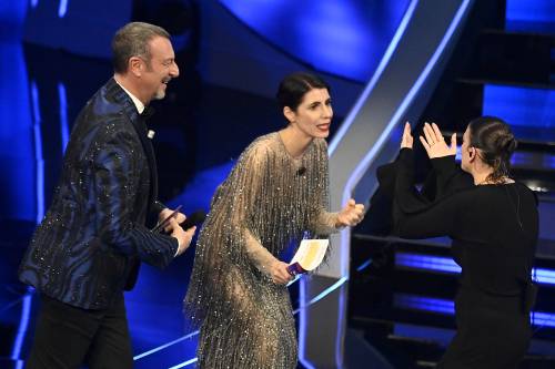 Sanremo 2024: ecco il look della seconda serata del Festival di Emma