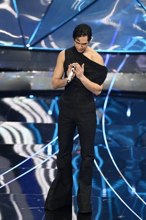 Sanremo 2024: ecco il look della seconda serata del Festival di Mahmood 