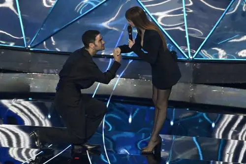 Rime pessime, accenti sbagliati, melodie già sentite: conta tutto tranne la musica