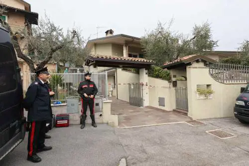 Anziana morta in casa con uno straccio al collo