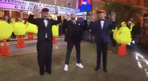 "Imbarazzante". I social affondano il "qua qua" di Amadeus e Fiorello 