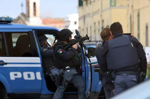 Uccide la moglie e si barrica in casa, spari sugli agenti