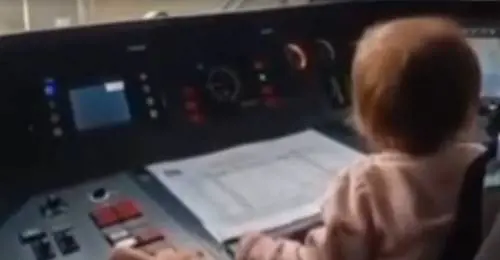 Guida il treno con la bambina in braccio, bufera sul macchinista