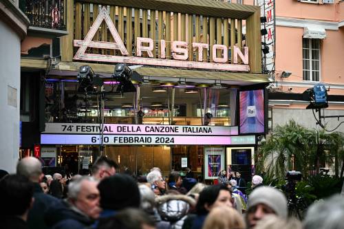 "Ariston ingestibile, città disorganizzata". I discografici stroncano Sanremo