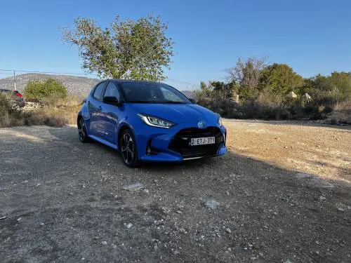 Ecco la nuova Toyota Yaris Hybrid 2024, rinnovata dove serviva - Primo contatto